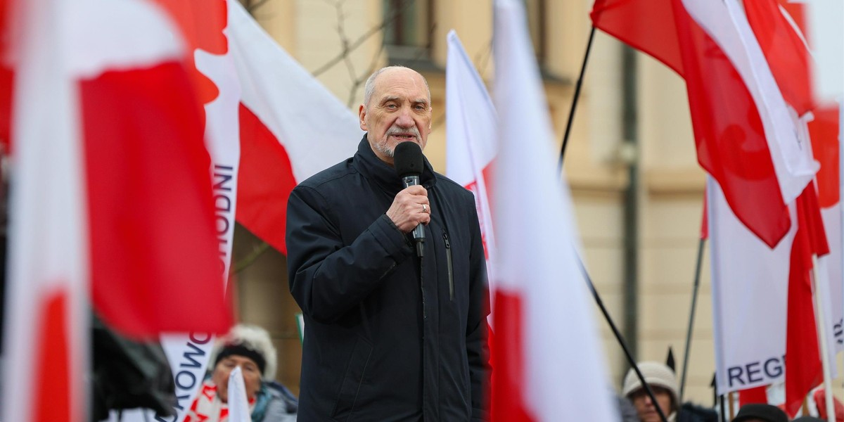 Antoni Macierewicz na "Proteście Wolnych Polaków".