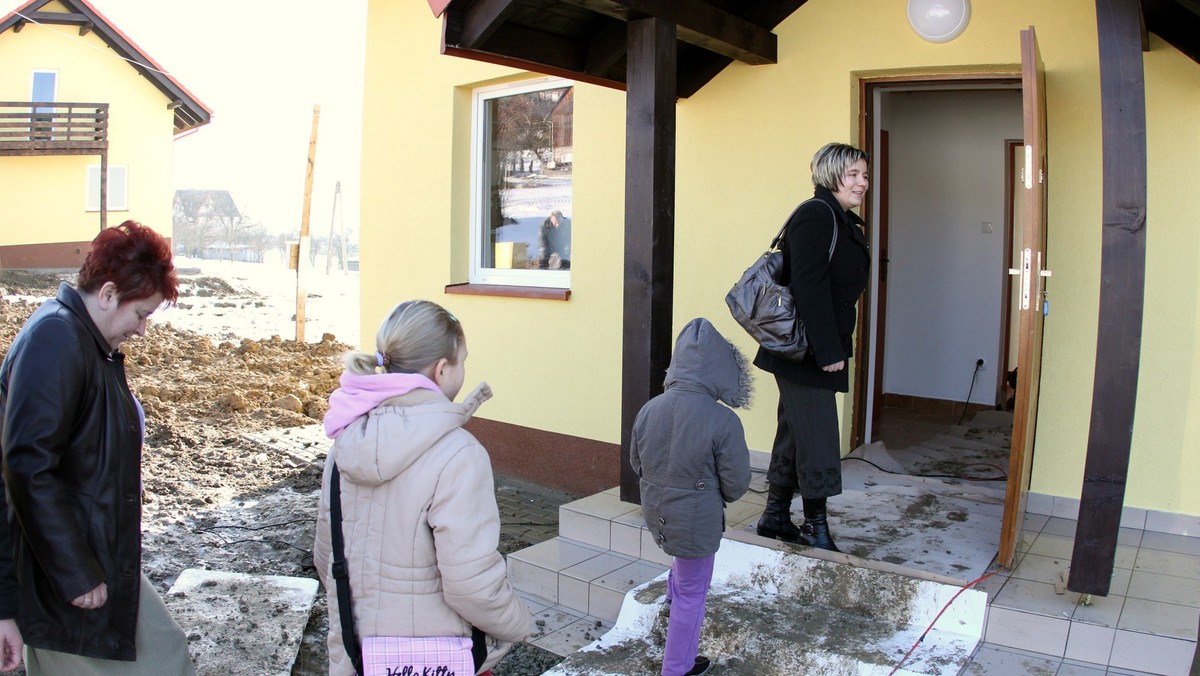 Mieszkańcy Kłodnego w Małopolsce, których domy w czerwcu uległy zniszczeniu na osuwisku, odebrali w czwartek klucze do 14 nowych domów. Klucze przekazali im wójt gminy Limanowa Władysław Pazdan i wojewoda małopolski Stanisław Kracik.