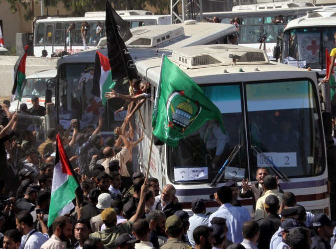 Autobus z Palestyńczykami zwolnionymi z izraelskich więzień wjeżdża do Strefy  Gazy