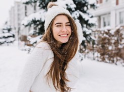 Zimowa metoda mycia włosów metodą OMO. Na czym polega?