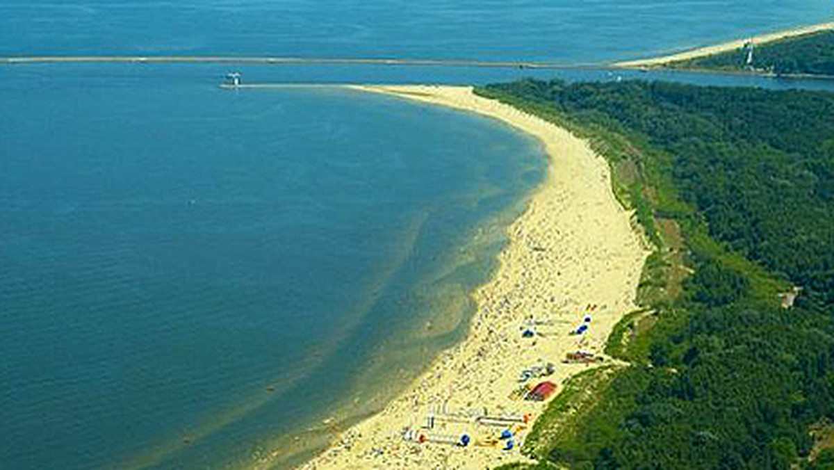 Uznawana za najszerszą na polskim wybrzeżu plaża w Świnoujściu stała się szersza nawet o 10 metrów - poinformował rzecznik tamtejszego magistratu Robert Karelus.