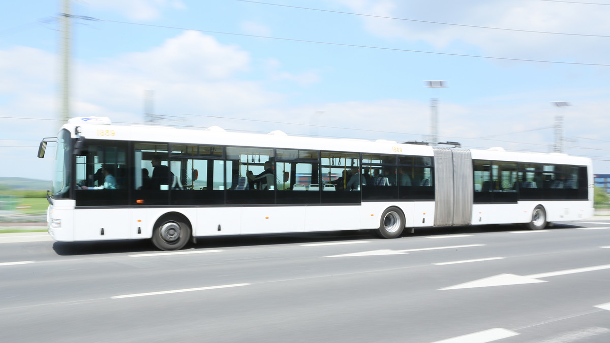 We wtorek na pętli Czerwone Maki zaprezentowano najdłuższy przegubowy autobus Krakowa, którego testy rozpoczną się w środę. Po 10 dniach zapadnie decyzja, czy pięciodrzwiowy pojazd będzie jeździł ulicami naszego miasta.