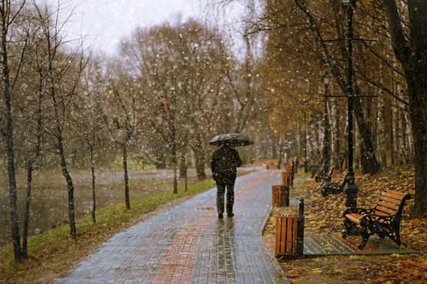 Nadchodzące dni przyniosą pochmurną aurę i opady deszczu, a lokalnie także deszczu ze śniegiem.