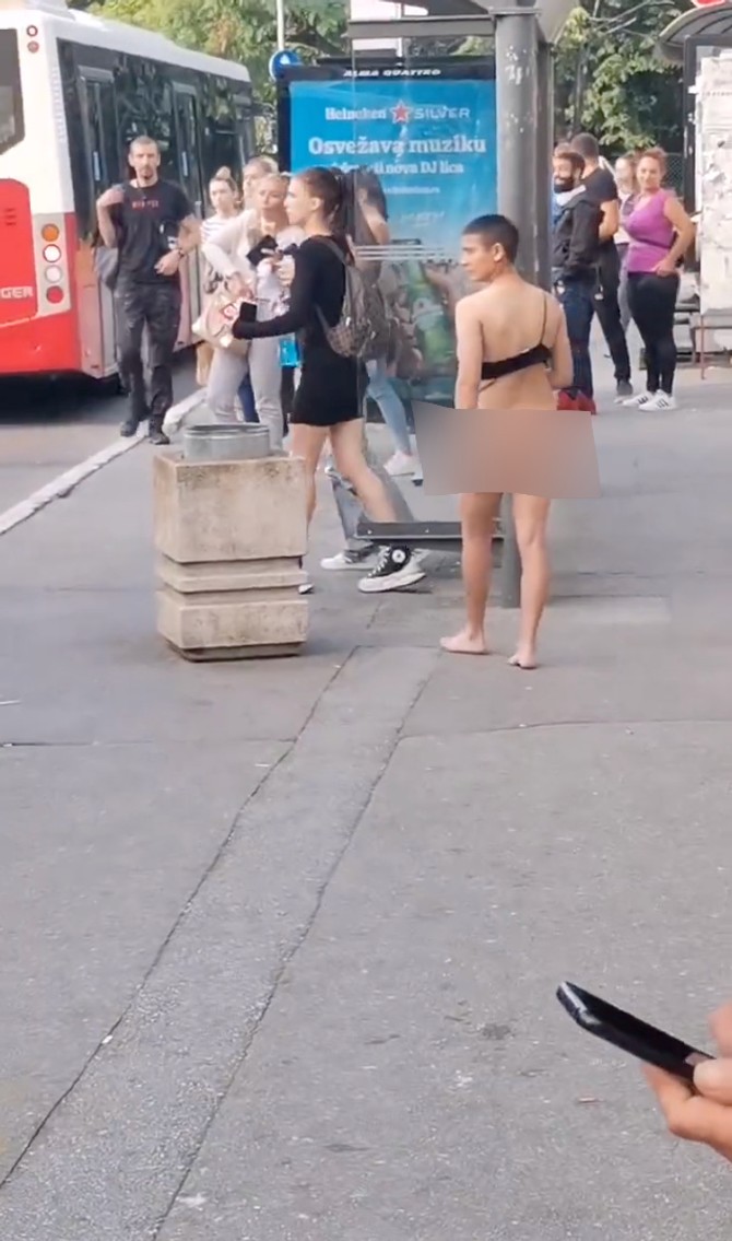 Žena čeka autobus u Beogradu - potpuno gola