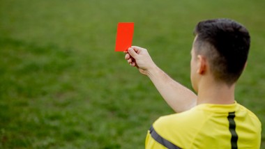 niemiecki sędzia oświadczył się partnerowi na oczach 50 tysięcy kibiców. tydzień później został pobity