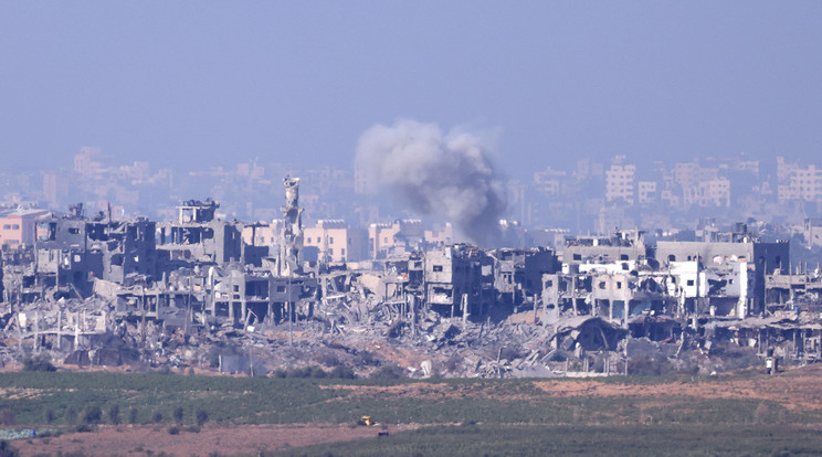 Izraeli lövedék csapódik be a Gázai övezet északi részében 2023. november 6-án/Fotó: MTI/EPA/Neil Hall
