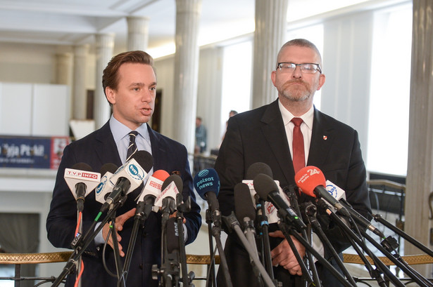 Warszawa, 09.09.2024. Wicemarszałek Sejmu Krzysztof Bosak (P) oraz poseł Konfederacji Grzegorz Braun (P) podczas konferencji prasowej pt. "Adam Bodnar do dymisji" w Sejmie w Warszawie