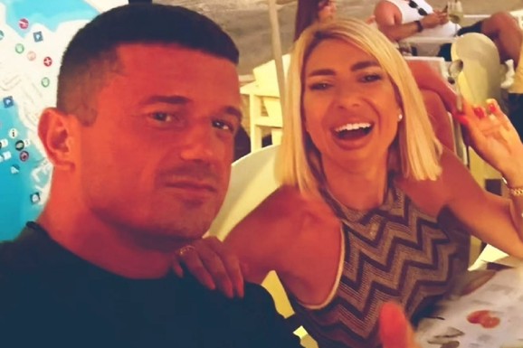 JOVANA JEREMIĆ SE TOPI KRAJ TIGRA! Pokazuje kako se provode daleko od Srbije, pa im SLIKA STOPALA: Atraktivna voditeljka se skroz opustila (FOTO)