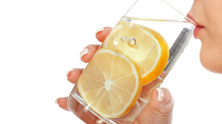 Ezt teszi a citromos víz / Fotó: Shutterstock
