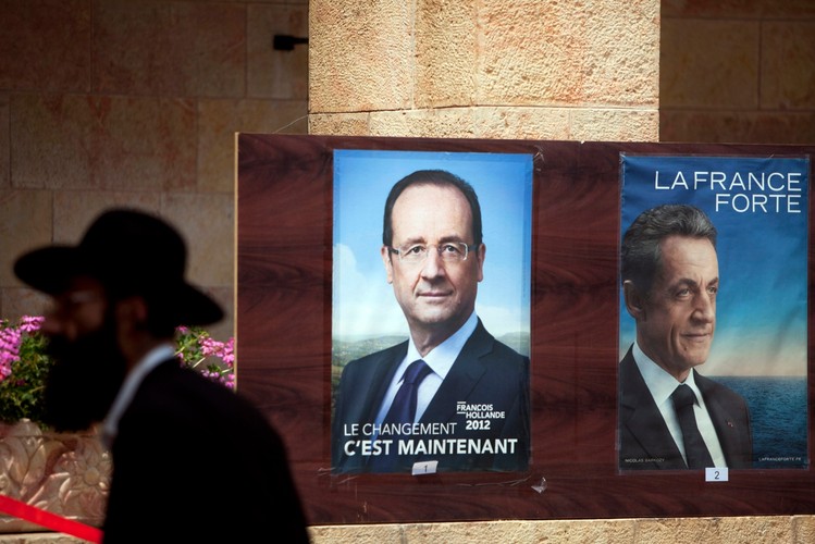 Nicolas Sarkozy i Francois Hollande na plakatach wyborczych