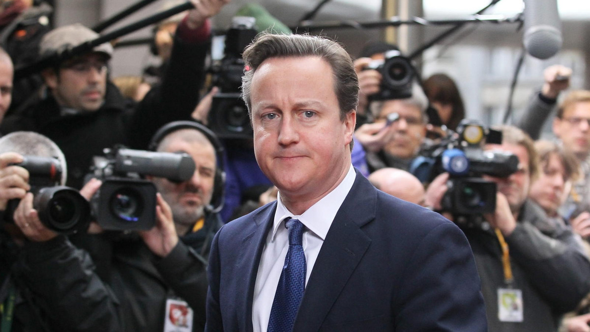 Nie potwierdziły się rachuby, że premier Wielkiej Brytanii David Cameron będzie na unijnym szczycie w izolacji. Przeciwnie - atakując wygórowane zarobki eurokratów, niektórych oponentów zbił z tropu – sądzi komentator brytyjskiej telewizji ITV Tom Bradby.