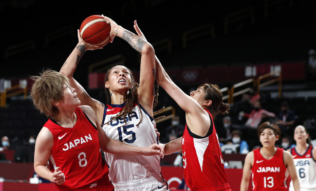 Amerykanka Brittney Griner (C) w starciu z Japonkami Maki Takadą (L) i Yuki Miyazawą (P) w finale