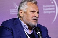 Aleksander Kwaśniewski podczas sesji Ukraina w czasie wojny i po wojnie. Katowice, 24.04.2023 r.