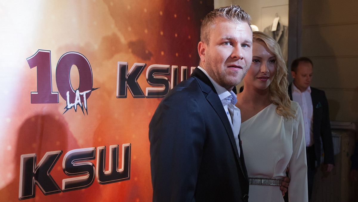 Gala KSW 29 "Reload" już w sobotę w Kraków Arenie. W walce wieczoru Mamed Chalidow zmierzy się z Brettem Cooperem, a wcześniej do klatki wejdą m.in. Mariusz Pudzianowski, Paweł Nastula i Boryś Mańkowski. Federacja KSW już teraz jednak planuje kolejne wydarzenie a wśród nich przede wszystkim galę w Londynie, która odbyć ma się w październiku 2015 roku. W wywiadzie dla Eurosport.Onet.pl jeden z właścicieli Konfrontacji Sztuk Walki - Maciej Kawulski zabrał głos w sprawie obu wydarzeń, zdradził też pierwsze plany odnośnie do KSW 30, a także ocenił przyszłego rywala Chalidowa.