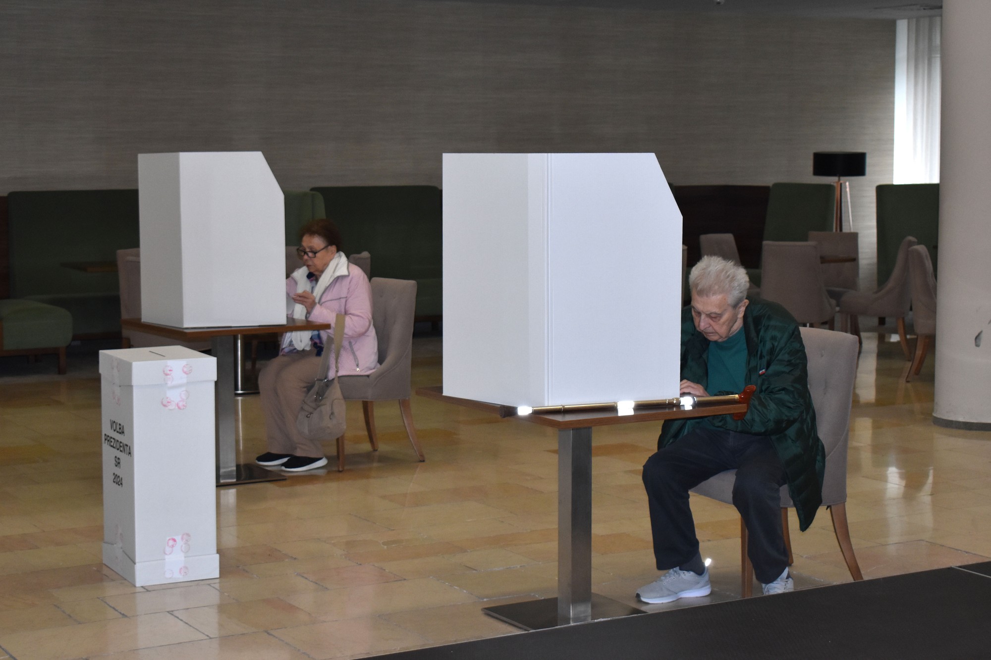 Voliči vo volebnej miestnosti v Liečebnom dome Smaragd v Dudinciach počas 1. kola prezidentských volieb.
