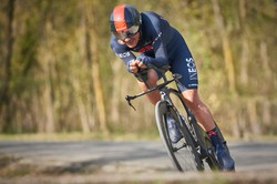 Carapaz zdyskwalifikowany za przyjęcie niebezpiecznej pozycji na rowerze