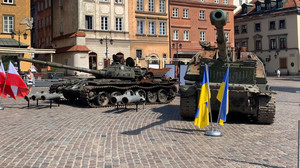 Rosyjskie czołgi na placu Zamkowym. Oto ukraińskie zdobycze [ZDJĘCIA]