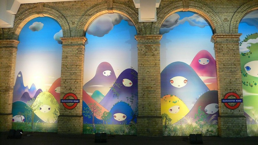 Gloucester Road – ,,Art on the Underground‘‘. Sarah Morris, międzynarodowa artystka, została poproszona przez ,,Art on the Underground‘‘ o przygotowanie projektu,,Big Ben (2012)‘‘ dla stacji Gloucester Road. Konstrukcja, w której artystka rozpięła 18 łuków na całej długości dworca, stanowi imponujące połączenie barwy i geometrii. źródło: flickr, CC BY-NC-SA 2.0, Ludita