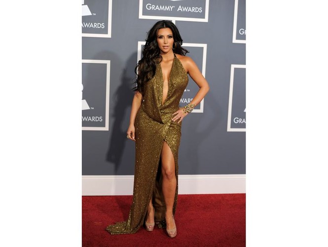 Kim Kardashian w brudnozłotej sukni ze śmiałymi rozcięciami od Kaufman Franco. Piękna kreacja niestety optycznie dodała kilogramów gwieździe.