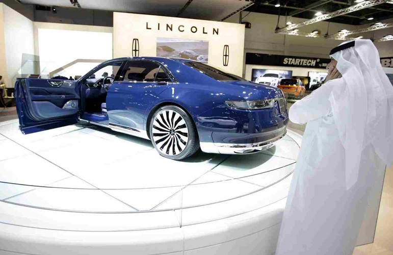 Ogromne stoiska Lincolna, Alfy Romeo, Mc Larena, Lexusa, Dodga i Ferrari przyciągają bogatych mieszkańców Emiratów ale także turystów, którzy pierwsze od zeszłego roku deszczowe przedpołudnie spędzają na wystawie w budynku World Trade Center. Na zdjęciu: targi motoryzacyjne w Dubaju: Model koncepcyjny 2016 Lincoln Continental EPA/ALI HAIDER Dostawca: PAP/EPA.