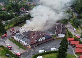 Pożar hotelu w Wiśle. W akcji bierze udział kilkadziesiąt zastępów straży pożarnej