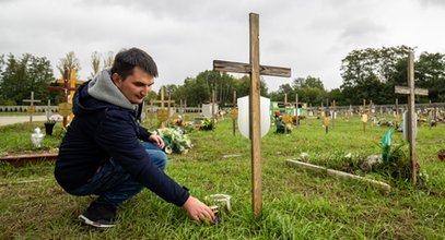 Zapala znicze na opuszczonych grobach. Mówi o tym, czemu spadł na niego hejt