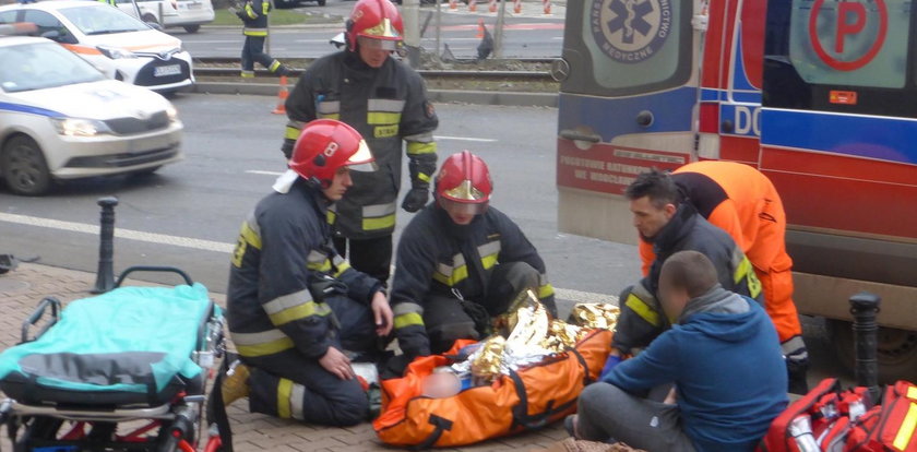 Groźny wypadek w centrum Wrocławia. Pirat drogowy zawisł na torach