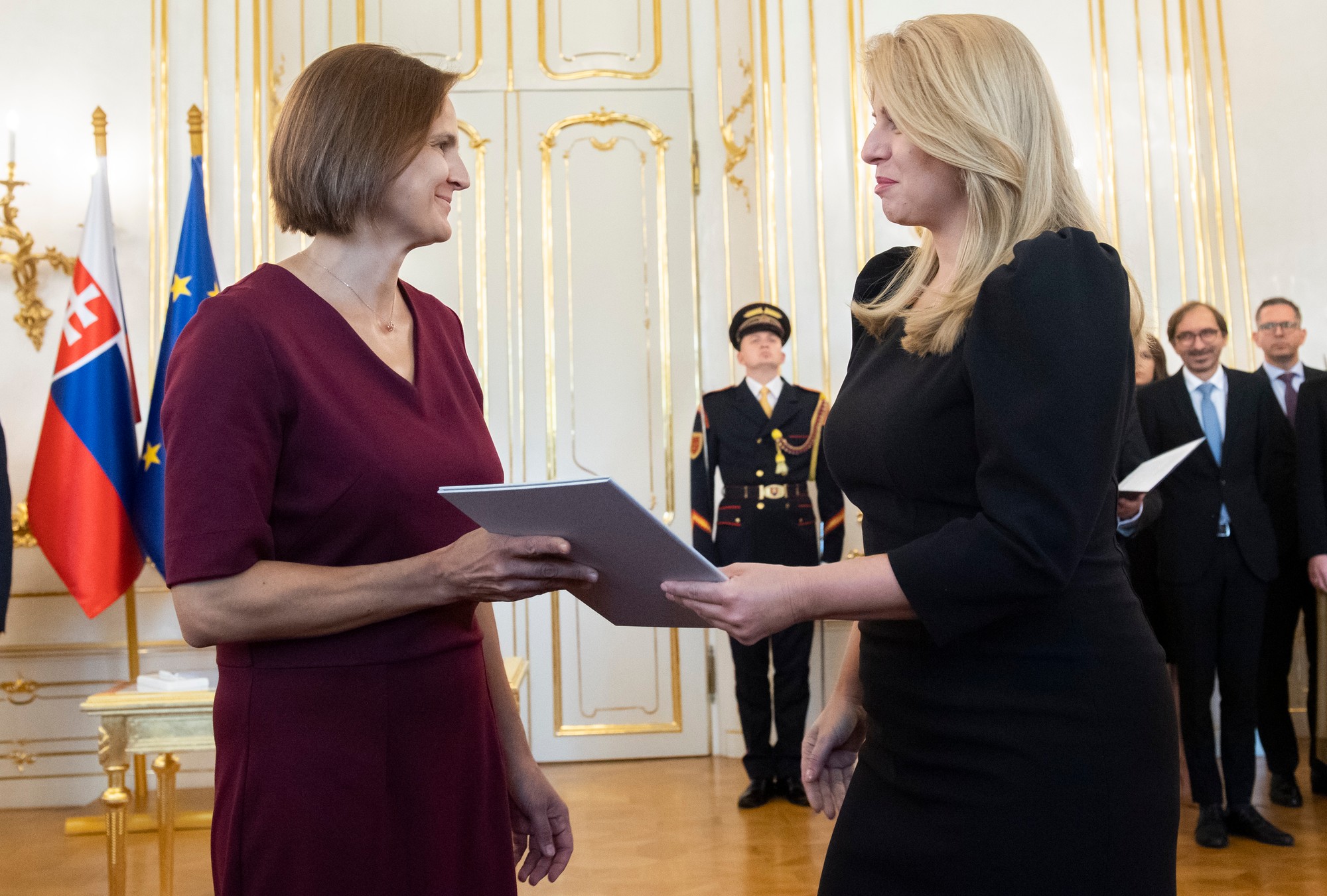 Prezidenta SR Zuzana Čaputová (vpravo) prijala v utorok 13. septembra 2022 v Prezidentskom paláci demisiu ministerky spravodlivosti Márie Kolíkovej (SaS).