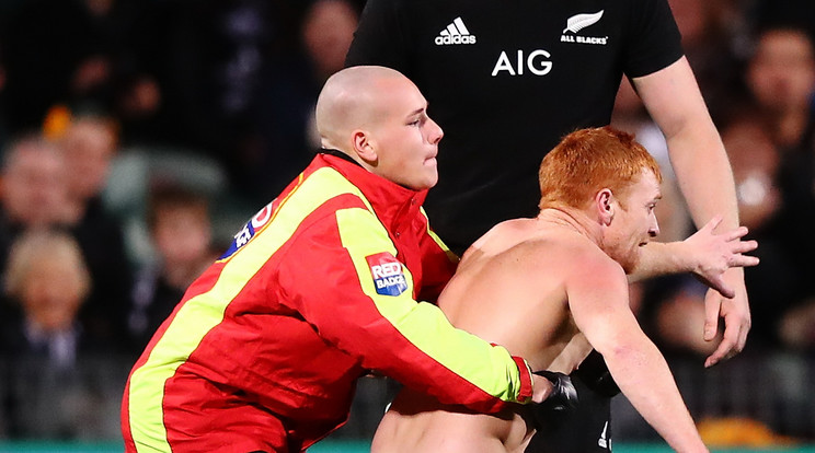 Meztelen férfi zavarta meg az Új-Zéland – Dél-Afrika rögbi mérkőzést /Fotó: GettyImages
