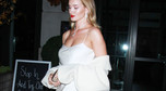 Rosie Huntington-Whiteley w koszuli nocnej na ulicy