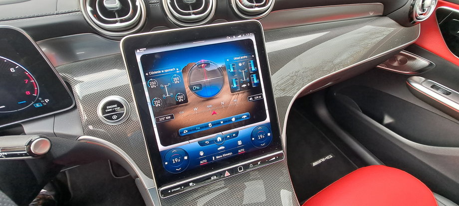 Mercedes GLC - na dużym ekranie można podziwiać pięknie zaprojektowany ekran informacyjny dedykowany off-roadowemu trybowi jazdy.
