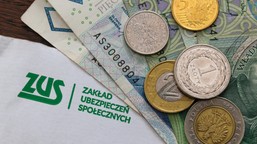 zus wypłaca już 1879 zł co miesiąc. wystarczy spełnić jeden warunek. jaki?