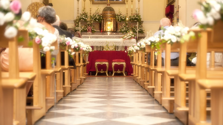 Opłaty związane z organizacją ślubu kościelnego bywają zaskakująco wysokie