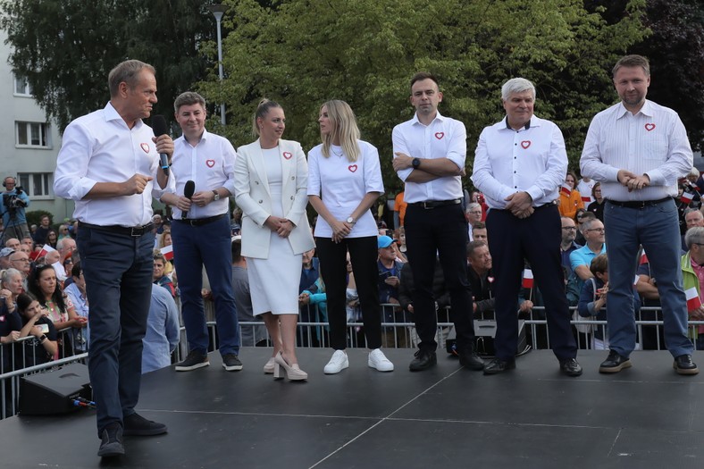 Przewodniczący Platformy Obywatelskiej Donald Tusk (L), ekonomista, wicedyrektor Instytutu Obywatelskiego Andrzej Domański (3P) oraz posłowie KO: Jan Grabiec (2L), Kinga Gajewska (3L), Aleksandra Gajewska (4L), Marcin Kierwiński (P) oraz Maciej Lasek (2P) podczas spotkania z sympatykami ugrupowania w Legionowie k. Warszawy