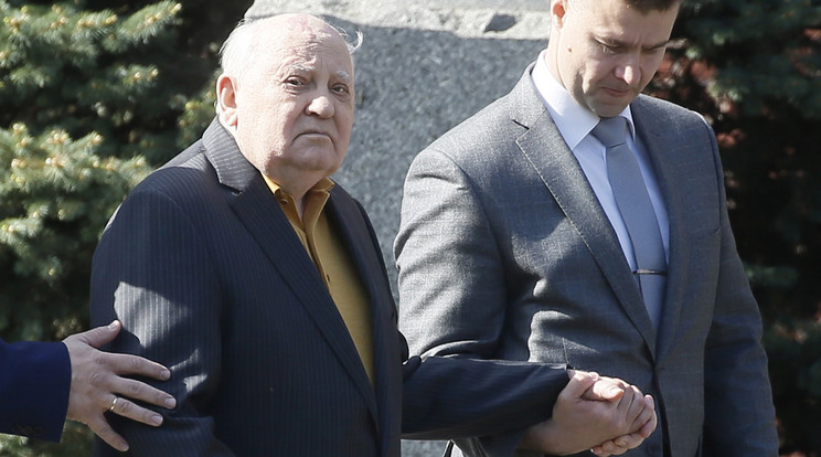 Mihail Gorbacsov (balra) egykori pártfőtitkár láthatóan kísérőre szorult / Fotó: MTI