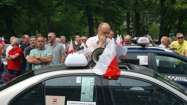 Poznańscy taksówkarze na otwartej wojnie z przewoźnikami. Zamawiają przejazd, a później wzywają policję