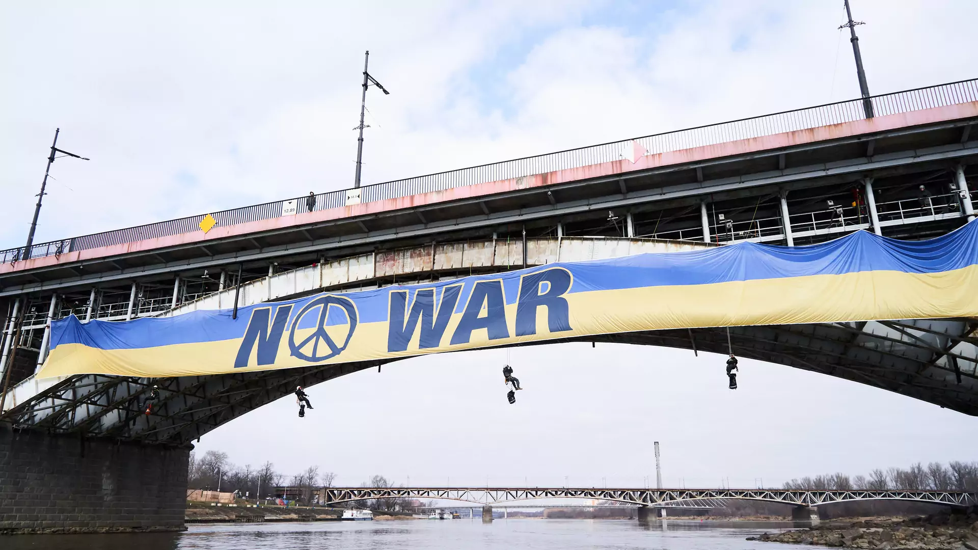 Na warszawskim moście zawisł 60-metrowy baner "NO WAR"