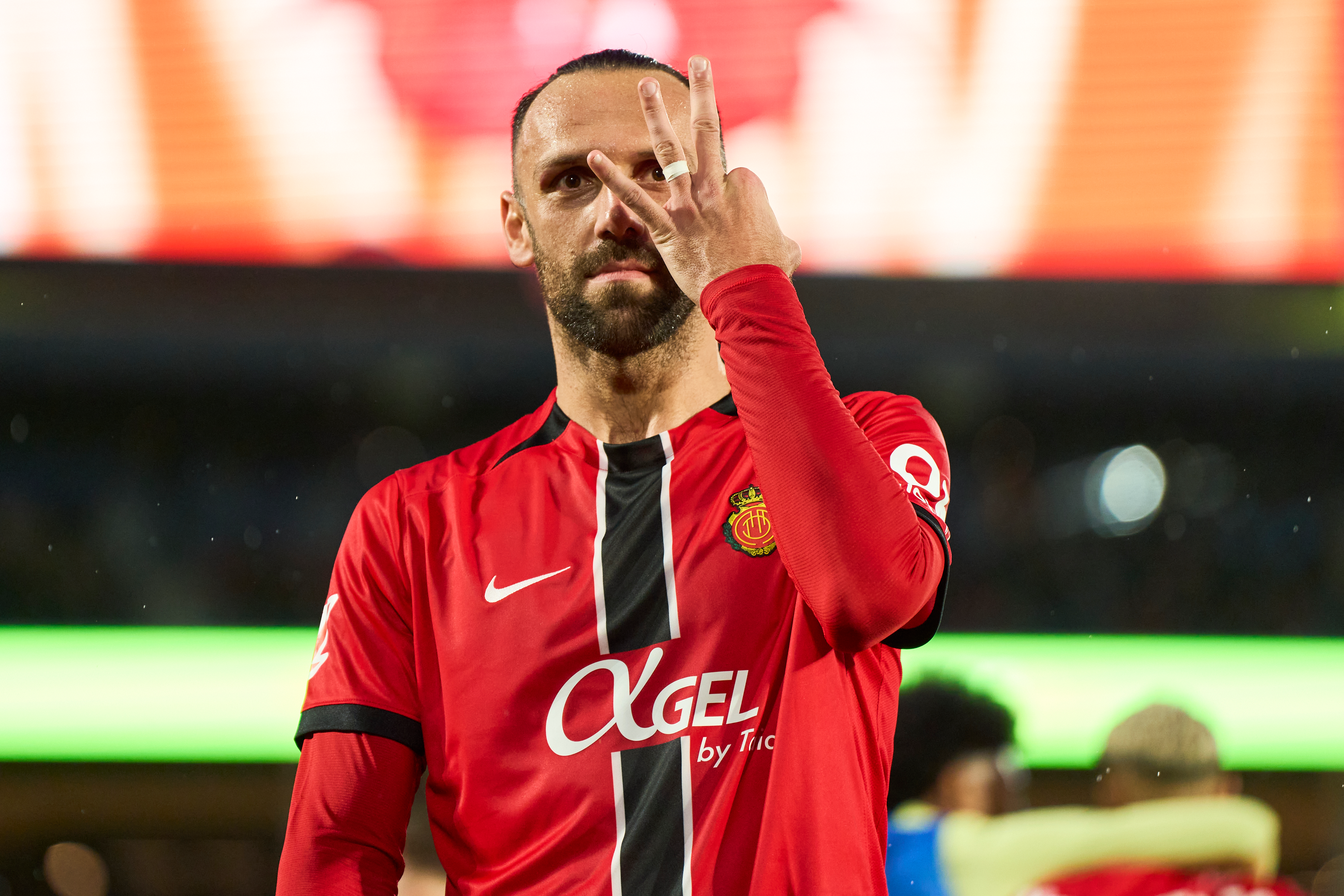 Caos arbitral eclipsa hat-trick de Muriqi: VAR, dos penaltis y dos rojas