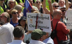 "Wypuśćcie wolnych obywateli". Policja siłą usunęła protestujących sprzed siedziby PiS