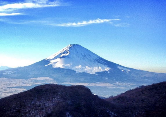 Góra Fudżi to czynny wulkan i zarazem najwyższy szczyt Japonii (3776 m n.p.m.). Leży na wyspie Honsiu, na południowy zachód od stolicy, Tokio