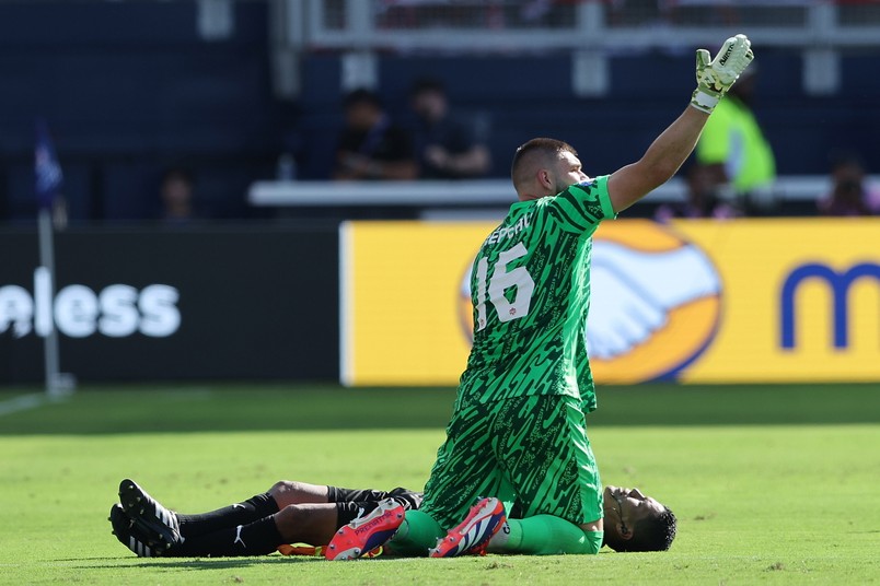 Dramatyczne chwile na Copa America. Sędzia zasłabł na boisku, ratował go bramkarz