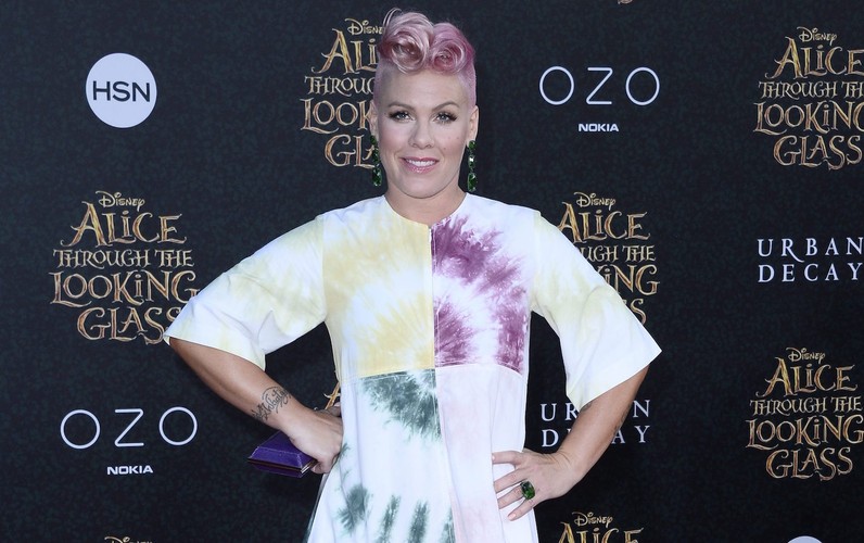 Pink dla Alicji zaśpiewała piosenkę 'Just Like Fire'