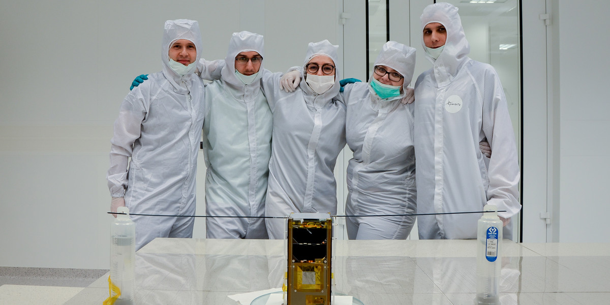 Satelita PW-Sat2, zaprojektowany przez członków Studenckiego Koła Astronautycznego Politechniki Warszawskiej, zostanie umieszczony na orbicie 19 listopada 2018 r. Wyniesie go tam rakieta Falcon 9 SpaceX