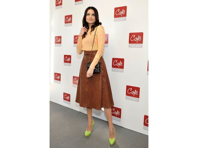 Kolorowe szpilki to hit tej wiosny. Joanna Horodyńska na rozpoczęcie sezonu zaprezentowała kreację jeszcze w stonowanych barwach, za to z fluorescencyjnymi szpilkami w kolorze jasnej zieleni