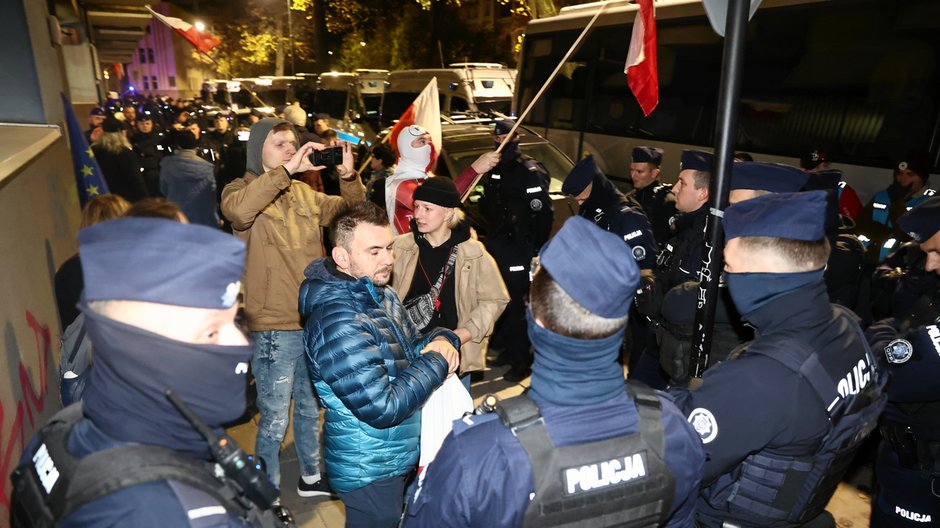 Protestujący i policja w Krakowie 