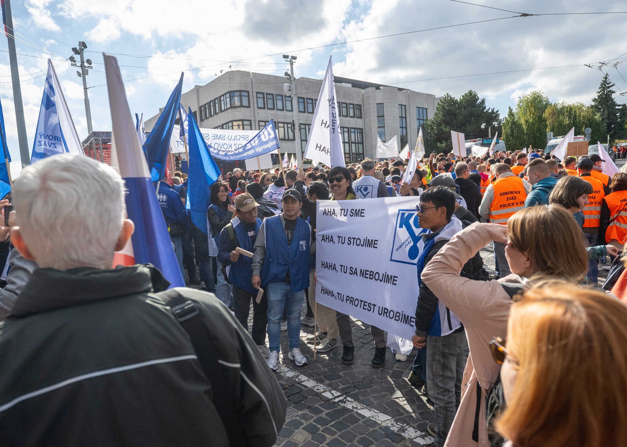 Pred budovou NR SR sa konalo 30. septembra 2025 protestné zhromaždenie Konfederácie odborových zväzov (KOZ) SR.