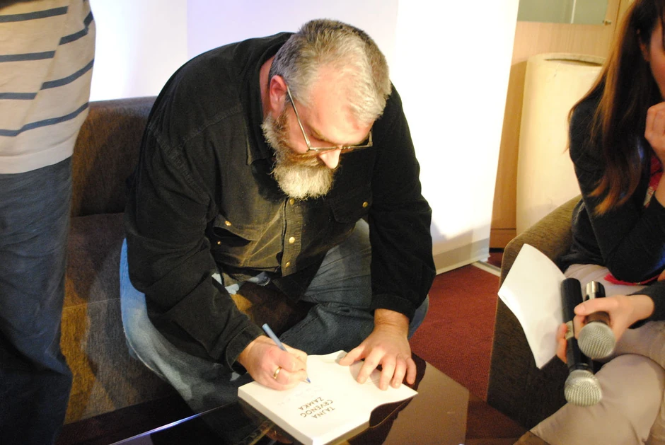 Vule Žurić strpljivo je potpisivao knjige
