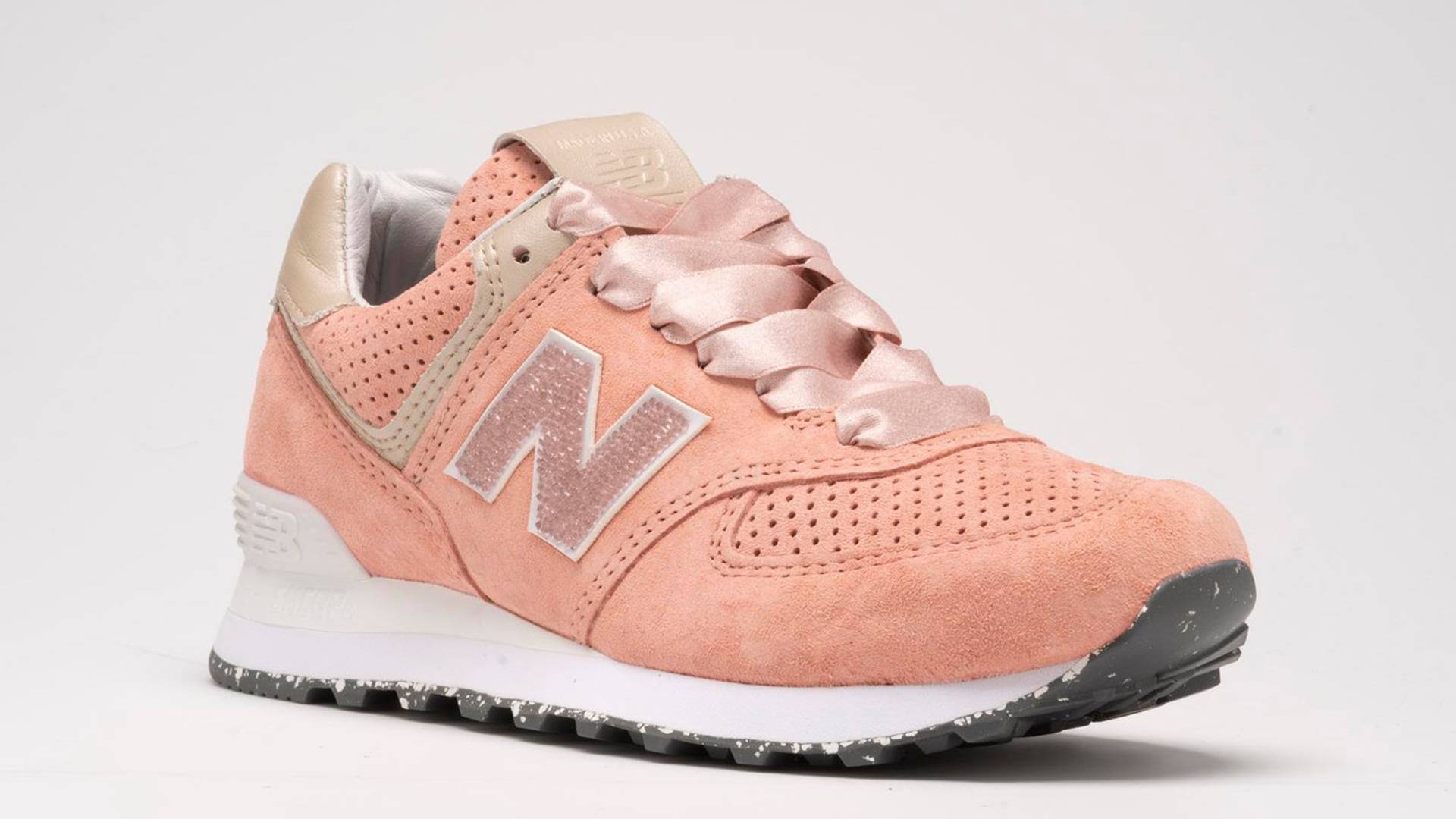 Svi želimo nove New Balance patike ukrašene Swarovski kristalima