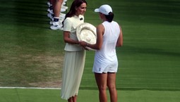 Iga Świątek mistrzynią Wimbledonu. Trofeum odebrała z rąk Księżnej Walii [FOTO]