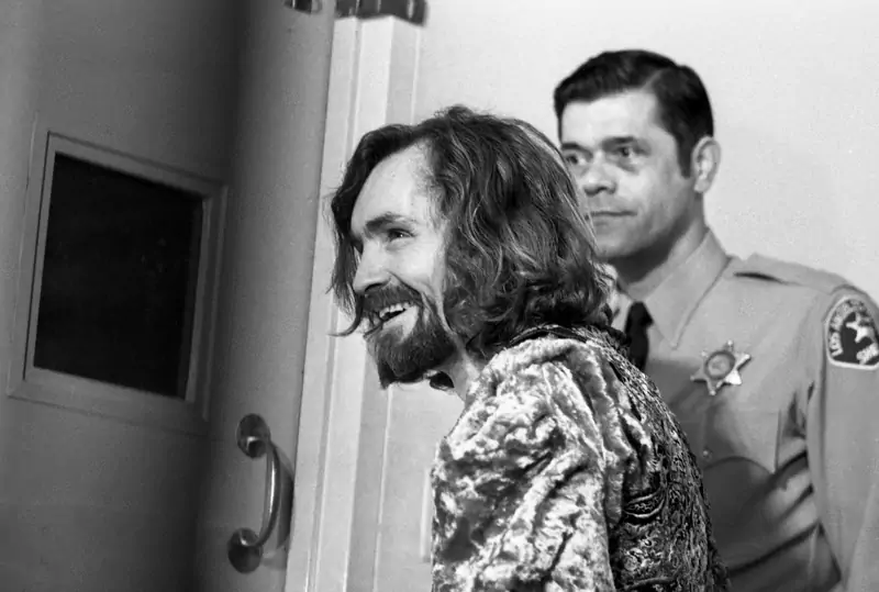 Uśmiechnięty Charles Manson opuszcza budynek sądu Fot. Bettmann Archive